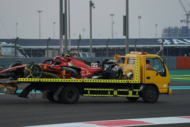 Formula 1 Etihad Airways Abu Dhabi Grand Prix 2023 24 11 2023, Yas Marina Circuit, Abu Dhabi, Formula 1 Etihad Airways Abu Dhabi Grand Prix 2023 , pictured The broken car of Carlos Sainz Jr ESP , Scuderia Ferrari is recovered and transported away after his accident nordphotoxGmbHx xBratic nph00250