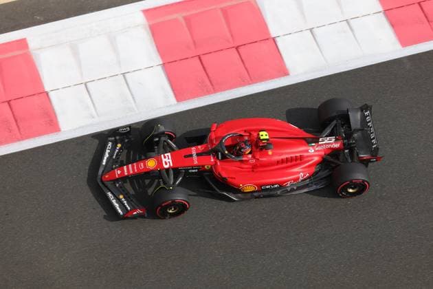 55 SAINZ Carlos (spa), Scuderia Ferrari SF-23, action during the 2023 Formula 1 Etihad Airways Abu Dhabi Grand Prix, 22th round of the 2023 Formula One World Championship, WM, Weltmeisterschaft from November 24 to 26, 2023 on the Yas Marina Circuit, in Abu Dhabi - F1 - ABU DHABI GRAND PRIX 2023 DPPI Panoramic  00123047_0Y2A8617