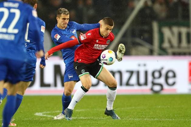 24 11 2023, xtgx, Football 2 Bundesliga, Hannover 96 Hertha BSC Berlin emspor, v l Nicolo Tresoldi Hannover, 9 , Marc Oliver Kempf Hertha, 20 duel, duel, fight, tackle DFL DFB REGULATIONS PROHIBIT ANY USE OF PHOTOGRAPHS as IMAGE SEQUENCES and or QUASI VIDEO Hannover
