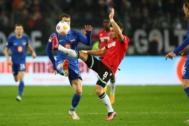 24 11 2023, xtgx, Football 2 Bundesliga, Hannover 96 Hertha BSC Berlin emspor, v l Pascal Klemens Hertha, 41 , Enzo Leopold Hannover, 8 duel, duel, fight, tackle DFL DFB REGULATIONS PROHIBIT ANY USE OF PHOTOGRAPHS as IMAGE SEQUENCES and or QUASI VIDEO Hannover