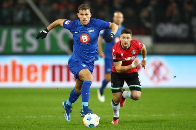 24 11 2023, xtgx, Football 2 Bundesliga, Hannover 96 Hertha BSC Berlin emspor, v l Pascal Klemens Hertha, 41 , Enzo Leopold Hannover, 8 duel, duel, fight, tackle DFL DFB REGULATIONS PROHIBIT ANY USE OF PHOTOGRAPHS as IMAGE SEQUENCES and or QUASI VIDEO Hannover