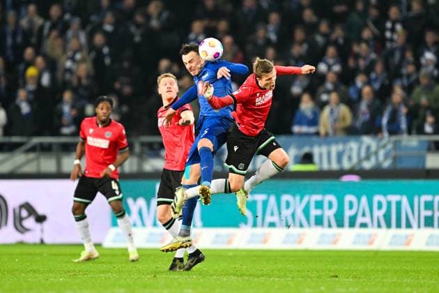 2 Bundesliga Hannover 06 Hertha BSC Berlin on 24 11 2023 at the HDI Arena in Hannover Andreas Bouchalakis Hertha BSC Berlin in a duel against Fabian Kunze Hannover 96 MT
