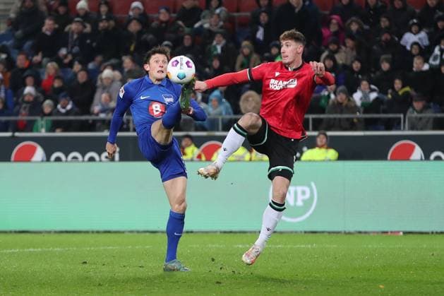 24 11 2023, xtgx, Fußball 2 Bundesliga, Hannover 96 Hertha BSC Berlin emspor, v l Fabian Reese Hertha, 11 , Phil Neumann Hannover, 5 Zweikampf, Duell, Kampf, tackle DFL DFB REGULATIONS PROHIBIT ANY USE OF PHOTOGRAPHS as IMAGE SEQUENCES and or QUASI VIDEO Hannover