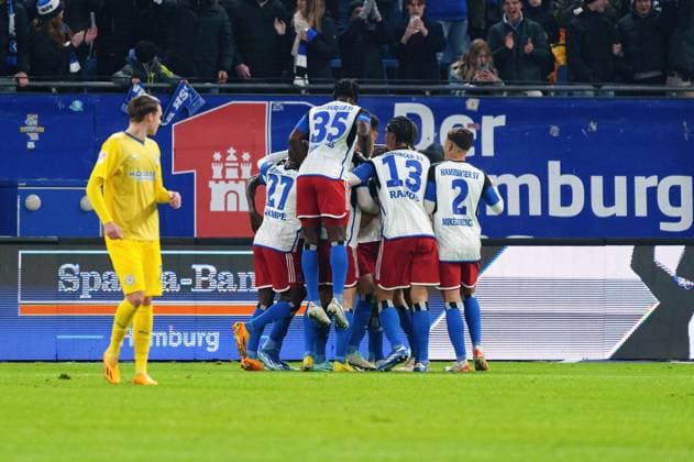 Goal celebration Hamburger SV after scoring 2 0 Immanuel Pherai Hamburger SV, 10 GER, Hamburger SV vs Eintracht Braunschweig, Football, 2 Bundesliga, Matchday 14, Season 2023 2024, 24 11 2023 DFL REGULATIONS PROHIBIT ANY USE OF PHOTOGRAPHS AS IMAGE SEQUENCES AND OR QUASI VIDEO GER, Hamburger SV vs Eintracht Braunschweig, Football, 2 Bundesliga, Matchday 14, Season 2023 2024, 24 11 2023 Hamburg Copyright: xEibner-Pressefoto MarcelxvonxFehrnx EP_MFN
