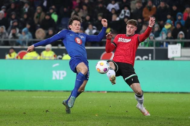 24 11 2023, xtgx, Fußball 2 Bundesliga, Hannover 96 Hertha BSC Berlin emspor, v l Fabian Reese Hertha, 11 , Phil Neumann Hannover, 5 Zweikampf, Duell, Kampf, tackle r DFL DFB REGULATIONS PROHIBIT ANY USE OF PHOTOGRAPHS as IMAGE SEQUENCES and or QUASI VIDEO Hannover