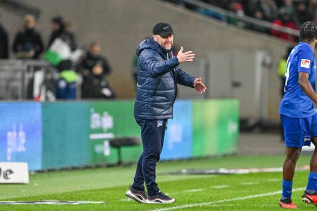 2 Bundesliga Hannover 06 Hertha BSC Berlin on 24 11 2023 at the HDI Arena in Hannover Coach Pal Dardai Hertha BSC Berlin gives loud instructions MT
