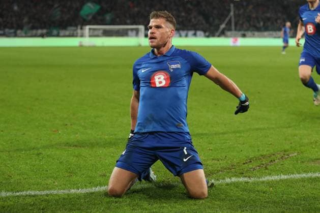 24 11 2023, xtgx, Fußball 2 Bundesliga, Hannover 96 Hertha BSC Berlin emspor, v l Florian Niederlechner Hertha, 7 Jubel, Torjubel, jubelt ueber das Tor, celebrate the goal, celebration nach seinem Tor zum 0 1 DFL DFB REGULATIONS PROHIBIT ANY USE OF PHOTOGRAPHS as IMAGE SEQUENCES and or QUASI VIDEO Hannover