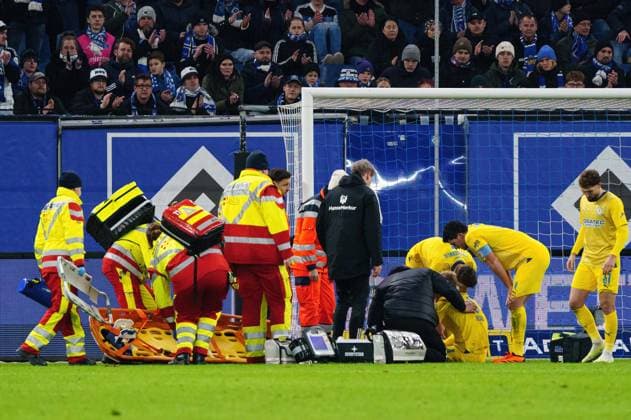 Bilder des Jahres 2023, Sport 11 November Sport Themen der Woche KW47 Sport Bilder des Tages Verletzung am Kopf Saulo Decarli (Eintracht Braunschweig, 03) GER, Hamburger SV vs. Eintracht Braunschweig, Fussball, 2. Bundesliga, Spieltag 14, Saison 2023 2024, 24.11.2023 DFL REGULATIONS PROHIBIT ANY USE OF PHOTOGRAPHS AS IMAGE SEQUENCES AND OR QUASI-VIDEO GER, Hamburger SV vs. Eintracht Braunschweig, Fussball, 2. Bundesliga, Spieltag 14, Saison 2023 2024, 24.11.2023 Hamburg *** Head injury Saulo Decarli Eintracht Braunschweig, 03 GER, Hamburger SV vs Eintracht Braunschweig, Football, 2 Bundesliga, Matchday 14, Season 2023 2024, 24 11 2023 DFL REGULATES PROHIBIT ANY USE OF PHOTOGRAPHS AS IMAGE SEQUENCES AND OR QUASI VIDEO GER, Hamburger SV vs Eintracht Braunschweig, Football, 2 Bundesliga, Matchday 14, Season 2023 2024, 24 11 2023 Hamburg Copyright: xEibner-Pressefoto MarcelxvonxFehrnx EP_MFN