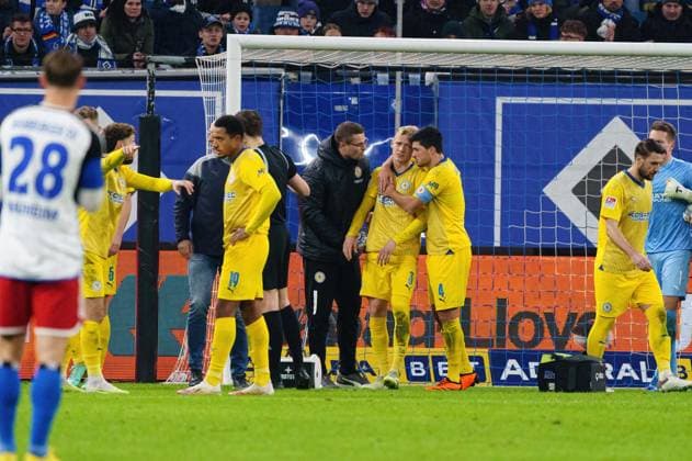 Saulo Decarli Eintracht Braunschweig, 03 is supported after injury to the head GER, Hamburger SV vs Eintracht Braunschweig, Football, 2 Bundesliga, Matchday 14, Season 2023 2024, 24 11 2023 DFL REGULATES PROHIBIT ANY USE OF PHOTOGRAPHS AS IMAGE SEQUENCES AND OR QUASI VIDEO GER, Hamburger SV vs Eintracht Braunschweig, Football, 2 Bundesliga, Matchday 14, Season 2023 2024, 24 11 2023 Hamburg Copyright: xEibner-Pressefoto MarcelxvonxFehrnx EP_MFN