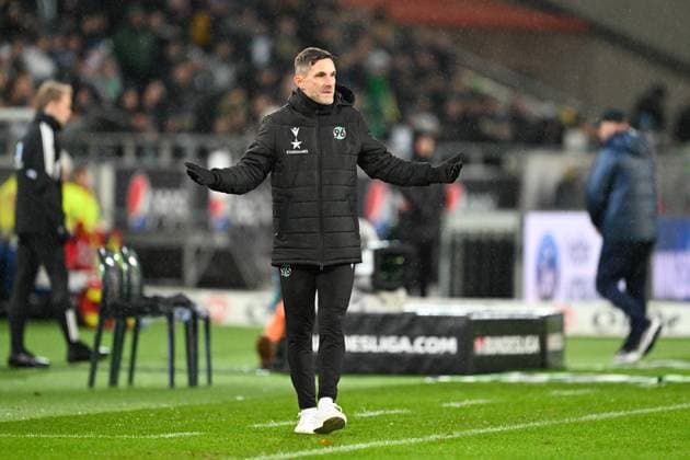 2 Bundesliga Hannover 06 Hertha BSC Berlin on 24 11 2023 at the HDI Arena in Hannover Coach Stefan Leitl Hannover 96 dissatisfied, disappointed, disappointed, dejected MT