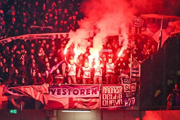 2 Bundesliga Hannover 06 Hertha BSC Berlin on 24 11 2023 at the HDI Arena in Hannover Ultras of Hertha BSC Berlin send bengal fire, wear T-shirts with ACAB, The acronym A C A B stands for the English saying All cops are bastards MT