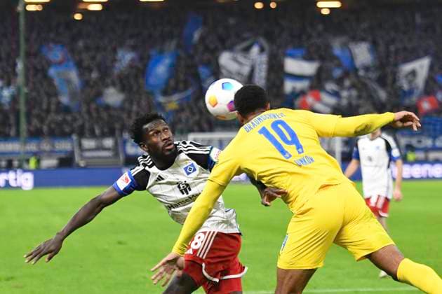 GER 2 FBL,, Hamburger SV vs Eintracht Braunschweig 24 11 2023, Volksparkstadion, Hamburg, GER 2 FBL, Hamburger SV vs Eintracht Braunschweig in the picture Bakery Jatta Hamburg 18 tries to assert himself against Anton Leander Donkor Braunschweig 19 nordphotoxGmbH xWitke nph00002