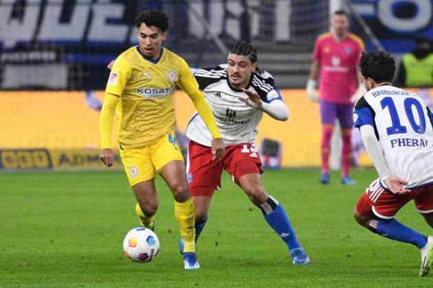 GER 2 FBL,, Hamburger SV vs Eintracht Braunschweig 24 11 2023, Volksparkstadion, Hamburg, GER 2 FBL, Hamburger SV vs Eintracht Braunschweig in the picture Guilherme Ramos Hamburg 13 tries to assert himself against Johan Gomez Braunschweig 44 nordphotoxGmbH xWitke nph00002