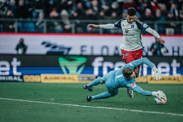 Soccer Men Season 2023 2024 2 Soccer Bundesliga 14 Matchday Hamburger SV vs Eintracht Braunschweig 24 11 2023 Robert Glatzel 9, HSV cant get past Ron Thorben Hoffmann 1, Eintracht Braunschweig Hamburg Volksparkstadion Hamburg Germany