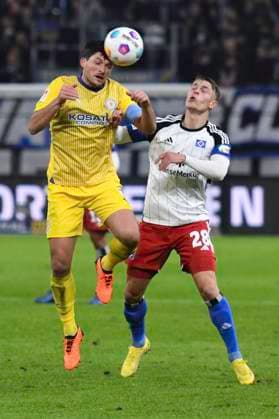 GER 2 FBL,, Hamburger SV vs Eintracht Braunschweig 24 11 2023, Volksparkstadion, Hamburg, GER 2 FBL, Hamburger SV vs Eintracht Braunschweig in the picture Miro Muheim Hamburg 28 tries to assert himself against Jannis Nikolaou Braunschweig 04 nordphotoxGmbH xWitke nph00002