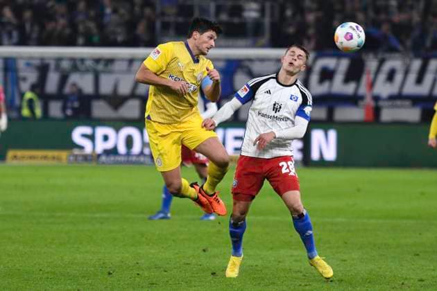 GER 2 FBL,, Hamburger SV vs Eintracht Braunschweig 24 11 2023, Volksparkstadion, Hamburg, GER 2 FBL, Hamburger SV vs Eintracht Braunschweig in the picture Miro Muheim Hamburg 28 tries to assert himself against Jannis Nikolaou Braunschweig 04 nordphotoxGmbH xWitke nph00002