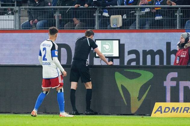 VAR Decision GER, Hamburger SV vs Eintracht Braunschweig, Football, 2 Bundesliga, Matchday 14, Season 2023 2024, 24 11 2023 DFL REGULATIONS PROHIBIT ANY USE OF PHOTOGRAPHS AS IMAGE SEQUENCES AND OR QUASI VIDEO GER, Hamburger SV vs Eintracht Braunschweig, Football, 2 Bundesliga, Matchday 14, Season 2023 2024, 24 11 2023 Hamburg Copyright: xEibner-Pressefoto MarcelxvonxFehrnx EP_MFN