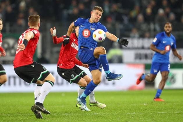 24 11 2023, xtgx, Fußball 2 Bundesliga, Hannover 96 Hertha BSC Berlin emspor, v l Florian Niederlechner Hertha, 7 am Ball, plays the ball DFL DFB REGULATIONS PROHIBIT ANY USE OF PHOTOGRAPHS as IMAGE SEQUENCES and or QUASI VIDEO Hannover