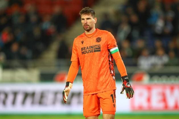 24 11 2023, xtgx, Fußball 2 Bundesliga, Hannover 96 Hertha BSC Berlin emspor, v l Ron Robert Zieler Hannover, 16 enttaeuscht, schaut enttaeuscht, niedergeschlagen, disappointed DFL DFB REGULATIONS PROHIBIT ANY USE OF PHOTOGRAPHS as IMAGE SEQUENCES and or QUASI VIDEO Hannover