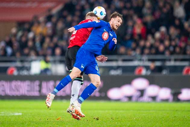 24 11 2023 Soccer, 2023 2024, 2 Bundesliga, Matchday 14, Hannover 96 Hertha BSC Berlin L R Havard Nielsen Hannover , Pascal Klemens Berlin DFL REGULATIONS PROHIBIT ANY USE OF PHOTOGRAPHS AS IMAGE SEQUENCES AND OR QUASI VIDEO Hannover Lower Saxony Germany Heinz von Heiden Arena