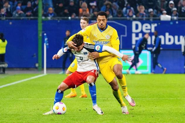 Foul Anton Donkor Eintracht Braunschweig, 19 on William Mikelbrencis Hamburger SV, 02 GER, Hamburger SV vs Eintracht Braunschweig, Football, 2 Bundesliga, Matchday 14, Season 2023 2024, 24 11 2023 DFL REGULATIONS PROHIBIT ANY USE OF PHOTOGRAPHS AS IMAGE SEQUENCES AND OR QUASI VIDEO GER, Hamburger SV vs Eintracht Braunschweig, Football, 2 Bundesliga, Matchday 14, Season 2023 2024, 24 11 2023 Hamburg Copyright: xEibner-Pressefoto MarcelxvonxFehrnx EP_MFN