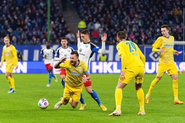 Foul Miro Muheim Hamburger SV, 28 on Saulo Decarli Eintracht Braunschweig, 03 GER, Hamburger SV vs Eintracht Braunschweig, Football, 2 Bundesliga, Matchday 14, Season 2023 2024, 24 11 2023 DFL REGULATES PROHIBIT ANY USE OF PHOTOGRAPHS AS IMAGE SEQUENCES AND OR QUASI VIDEO GER, Hamburger SV vs Eintracht Braunschweig, Football, 2 Bundesliga, Matchday 14, Season 2023 2024, 24 11 2023 Hamburg Copyright: xEibner-Pressefoto MarcelxvonxFehrnx EP_MFN