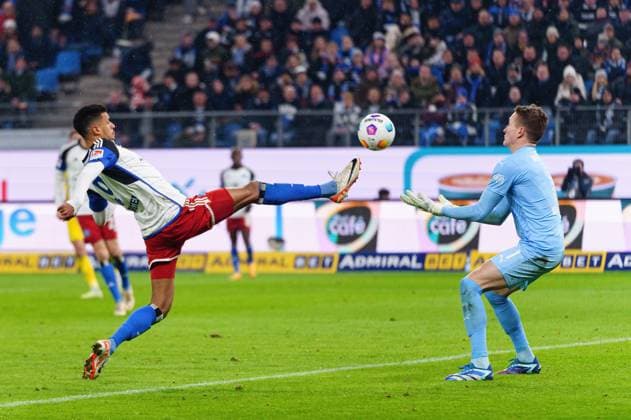 Goal shot Goal chance Robert Glatzel Hamburger SV, 09 , Ron Thorben Hoffmann Eintracht Braunschweig, 01 GER, Hamburger SV vs Eintracht Braunschweig, Football, 2 Bundesliga, Matchday 14, Season 2023 2024, 24 11 2023 DFL REGULATIONS PROHIBIT ANY USE OF PHOTOGRAPHS AS IMAGE SEQUENCES AND OR QUASI VIDEO GER, Hamburger SV vs Eintracht Braunschweig, Football, 2 Bundesliga, Matchday 14, Season 2023 2024, 24 11 2023 Hamburg Copyright: xEibner-Pressefoto MarcelxvonxFehrnx EP_MFN