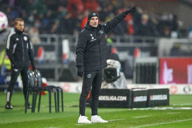 24 11 2023, xtgx, Fußball 2 Bundesliga, Hannover 96 Hertha BSC Berlin emspor, v l Stefan Leitl Hannover, Trainer gibt Anweisungen, gestikuliert mit den Armen, gesticulate, gives instructions DFL DFB REGULATIONS PROHIBIT ANY USE OF PHOTOGRAPHS as IMAGE SEQUENCES and or QUASI VIDEO Hannover
