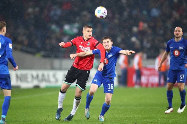 24 11 2023, xtgx, Football 2 Bundesliga, Hannover 96 Hertha BSC Berlin emspor, v l Nicolo Tresoldi Hannover, 9 , Jonjoe Kenny Hertha, 16 duel, duel, fight, tackle DFL DFB REGULATIONS PROHIBIT ANY USE OF PHOTOGRAPHS as IMAGE SEQUENCES and or QUASI VIDEO Hannover