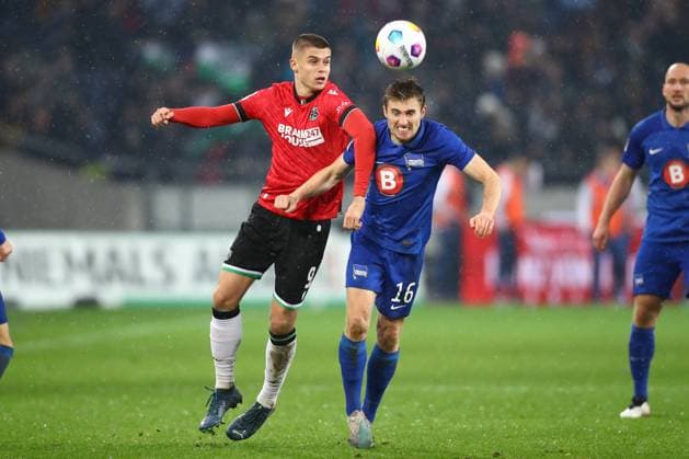 24 11 2023, xtgx, Football 2 Bundesliga, Hannover 96 Hertha BSC Berlin emspor, v l Nicolo Tresoldi Hannover, 9 , Jonjoe Kenny Hertha, 16 duel, duel, fight, tackle DFL DFB REGULATIONS PROHIBIT ANY USE OF PHOTOGRAPHS as IMAGE SEQUENCES and or QUASI VIDEO Hannover