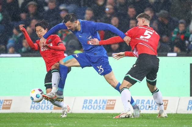 24 11 2023, xtgx, Fußball 2 Bundesliga, Hannover 96 Hertha BSC Berlin emspor, v l Sei Muroya Hannover, 21 , Haris Tabakovic Hertha, 25 , Phil Neumann Hannover, 5 Zweikampf, Duell, Kampf, tackle DFL DFB REGULATIONS PROHIBIT ANY USE OF PHOTOGRAPHS as IMAGE SEQUENCES and or QUASI VIDEO Hannover