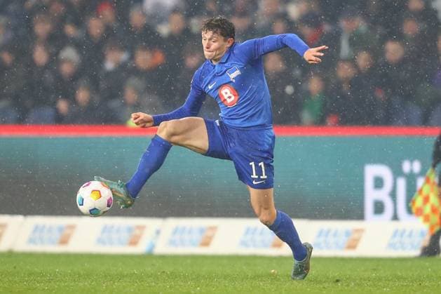 24 11 2023, xtgx, Soccer 2 Bundesliga, Hannover 96 Hertha BSC Berlin emspor, v l Fabian Reese Hertha, 11 am Ball, plays the ball DFL DFB REGULATIONS PROHIBIT ANY USE OF PHOTOGRAPHS as IMAGE SEQUENCES and or QUASI VIDEO Hannover