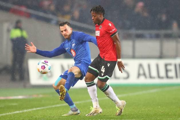 24 11 2023, xtgx, Fußball 2 Bundesliga, Hannover 96 Hertha BSC Berlin emspor, v l Haris Tabakovic Hertha, 25 , Bright Arrey Mbi Hannover, 4 Zweikampf, Duell, Kampf, tackle DFL DFB REGULATIONS PROHIBIT ANY USE OF PHOTOGRAPHS as IMAGE SEQUENCES and or QUASI VIDEO Hannover