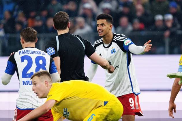 Robert Glatzel Hamburger SV, 09 discusses with referee GER, Hamburger SV vs Eintracht Braunschweig, Football, 2 Bundesliga, Matchday 14, Season 2023 2024, 24 11 2023 DFL REGULATIONS PROHIBIT ANY USE OF PHOTOGRAPHS AS IMAGE SEQUENCES AND OR QUASI VIDEO GER, Hamburger SV vs Eintracht Braunschweig, Football, 2 Bundesliga, Matchday 14, Season 2023 2024, 24 11 2023 Hamburg Copyright: xEibner-Pressefoto MarcelxvonxFehrnx EP_MFN