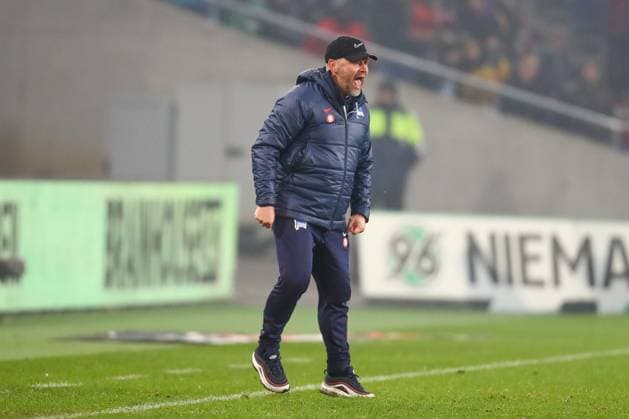 24 11 2023, xtgx, Fußball 2 Bundesliga, Hannover 96 Hertha BSC Berlin emspor, v l Pal Dardai Hertha, Trainer gibt Anweisungen, gestikuliert mit den Armen, gesticulate, gives instructions DFL DFB REGULATIONS PROHIBIT ANY USE OF PHOTOGRAPHS as IMAGE SEQUENCES and or QUASI VIDEO Hannover