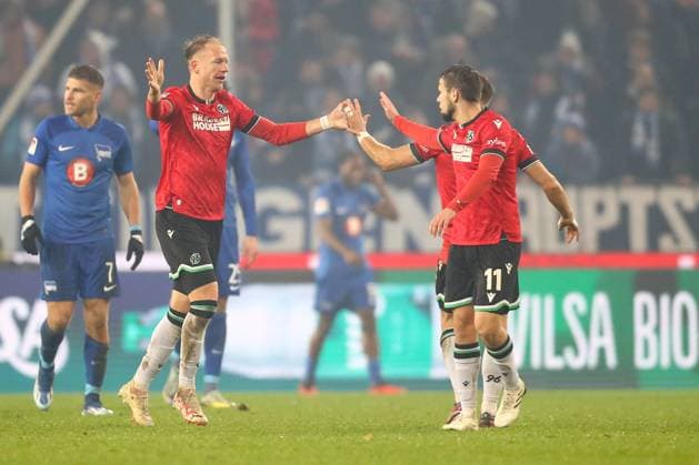 24 11 2023, xtgx, Soccer 2 Bundesliga, Hannover 96 Hertha BSC Berlin emspor, v l jubilation after the 1 2 by Havard Nielsen Hannover, 1 DFL DFB REGULATIONS PROHIBIT ANY USE OF PHOTOGRAPHS as IMAGE SEQUENCES and or QUASI VIDEO Hannover