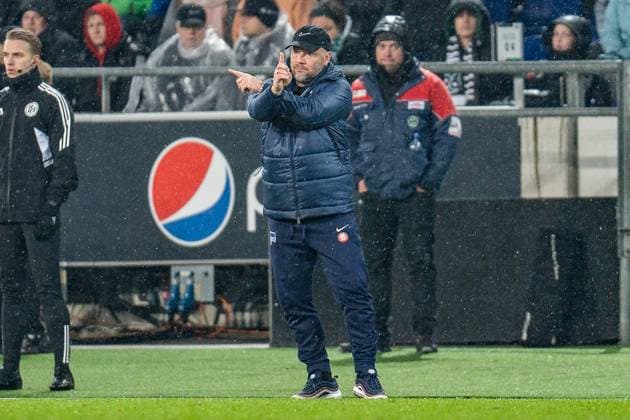 Pal Dardai Hertha BSC, Head Coach Hannover 96 vs Hertha BSC Berlin, Soccer, 2 Bundesliga, Matchday 14, 24 11 2023 DFL REGULATIONS PROHIBIT ANY OUSE OF PHOTOGRAPHS AS IMAGE SEQUENCES AND OR QUASI VIDEO Hannover 96 vs Hertha BSC Berlin, Soccer, 2 Bundesliga, Matchday 14, 24 11 2023 Hannover Copyright: xEibner-Pressefoto BahhoxKarax EP_HAN