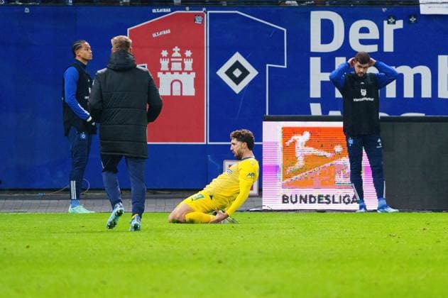 Goal celebration Fabio Kaufmann Eintracht Braunschweig, 37 after goal to 2 2, disallowed for offside, VAR decision GER, Hamburger SV vs Eintracht Braunschweig, Soccer, 2 Bundesliga, Matchday 14, Season 2023 2024, 24 11 2023 DFL REGULATES PROHIBIT ANY USE OF PHOTOGRAPHS AS IMAGE SEQUENCES AND OR QUASI VIDEO GER, Hamburger SV vs Eintracht Braunschweig, Football, 2 Bundesliga, Matchday 14, Season 2023 2024, 24 11 2023 Hamburg Copyright: xEibner-Pressefoto MarcelxvonxFehrnx EP_MFN