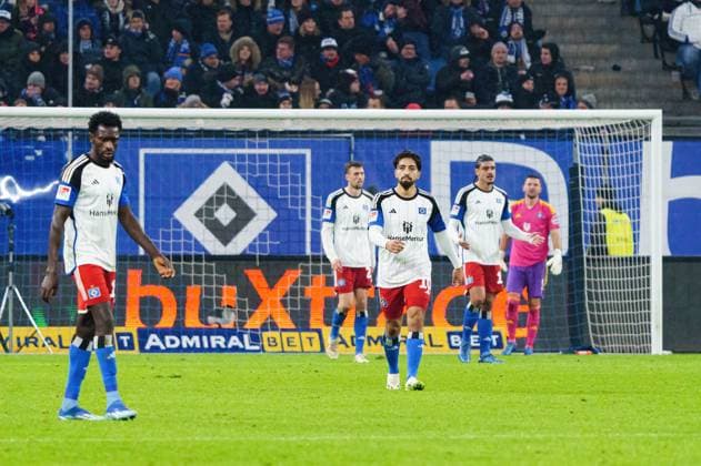 Disappointment Hamburger SV after goal for 2 2 Fabio Kaufmann Eintracht Braunschweig, 37 , disallowed for offside, VAR decision GER, Hamburger SV vs Eintracht Braunschweig, Football, 2 Bundesliga, Matchday 14, Season 2023 2024, 24 11 2023 DFL REGULATES PROHIBIT ANY USE OF PHOTOGRAPHS AS IMAGE SEQUENCES AND OR QUASI VIDEO GER, Hamburger SV vs Eintracht Braunschweig, Football, 2 Bundesliga, Matchday 14, Season 2023 2024, 24 11 2023 Hamburg Copyright: xEibner-Pressefoto MarcelxvonxFehrnx EP_MFN