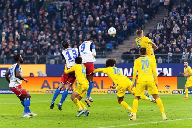 Goal shot Goal chance by header Robert Glatzel Hamburger SV, 09 GER, Hamburger SV vs Eintracht Braunschweig, Football, 2 Bundesliga, Matchday 14, Season 2023 2024, 24 11 2023 DFL REGULATIONS PROHIBIT ANY USE OF PHOTOGRAPHS AS IMAGE SEQUENCES AND OR QUASI VIDEO GER, Hamburger SV vs Eintracht Braunschweig, Football, 2 Bundesliga, Matchday 14, Season 2023 2024, 24 11 2023 Hamburg Copyright: xEibner-Pressefoto MarcelxvonxFehrnx EP_MFN