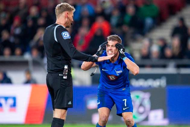24 11 2023 Soccer, 2023 2024, 2 Bundesliga, Matchday 14, Hannover 96 Hertha BSC Berlin L R Timo Gerach Referee , Florian Niederlechner Berlin DFL REGULATIONS PROHIBIT ANY USE OF PHOTOGRAPHS AS IMAGE SEQUENCES AND OR QUASI VIDEO Hannover Lower Saxony Germany Heinz von Heiden Arena