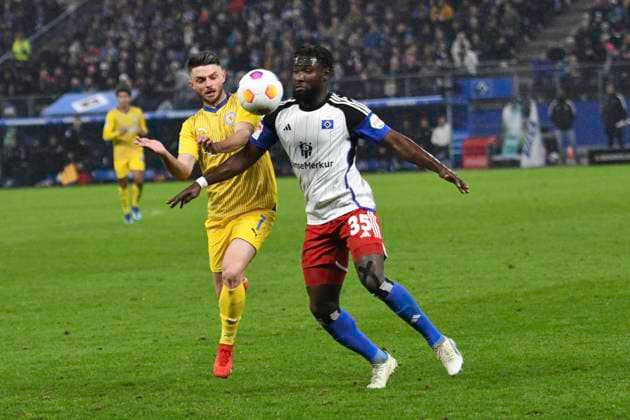 GER 2 FBL,, Hamburger SV vs Eintracht Braunschweig 24 11 2023, Volksparkstadion, Hamburg, GER 2 FBL, Hamburger SV vs Eintracht Braunschweig in the picture Stephan Kofi Ambrosius Hamburg 35 tries to assert himself against Maurice Multhaup Braunschweig 07 nordphotoxGmbH xWitke nph00002