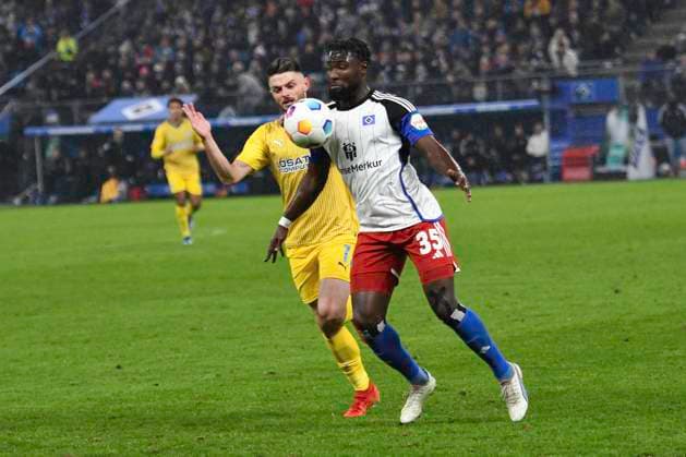 GER 2 FBL,, Hamburger SV vs Eintracht Braunschweig 24 11 2023, Volksparkstadion, Hamburg, GER 2 FBL, Hamburger SV vs Eintracht Braunschweig in the picture Stephan Kofi Ambrosius Hamburg 35 tries to assert himself against Maurice Multhaup Braunschweig 07 nordphotoxGmbH xWitke nph00002
