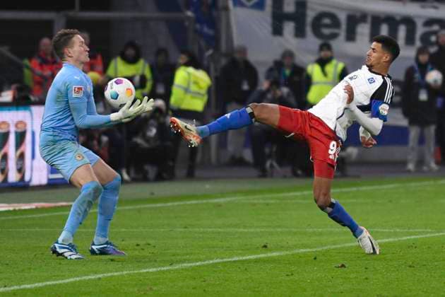 GER 2 FBL,, Hamburger SV vs Eintracht Braunschweig 24 11 2023, Volksparkstadion, Hamburg, GER 2 FBL, Hamburger SV vs Eintracht Braunschweig in the picture Robert Glatzel Hamburg 19 tries to assert himself against goalkeeper Ron Thorbern Hoffmann Braunschweig 01 nordphotoxGmbH xWitke nph00002