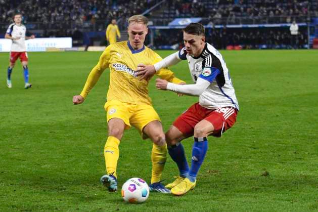 GER 2 FBL,, Hamburger SV vs Eintracht Braunschweig 24 11 2023, Volksparkstadion, Hamburg, GER 2 FBL, Hamburger SV vs Eintracht Braunschweig in the picture Miro Muheim Hamburg 28 tries to assert himself against Florian Krueger Krüger Braunschweig 10 nordphotoxGmbH xWitke nph00002