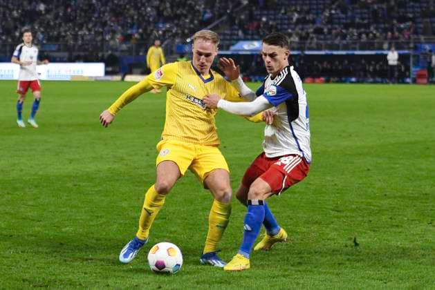 GER 2 FBL,, Hamburger SV vs Eintracht Braunschweig 24 11 2023, Volksparkstadion, Hamburg, GER 2 FBL, Hamburger SV vs Eintracht Braunschweig in the picture Miro Muheim Hamburg 28 tries to assert himself against Florian Krueger Krüger Braunschweig 10 nordphotoxGmbH xWitke nph00002