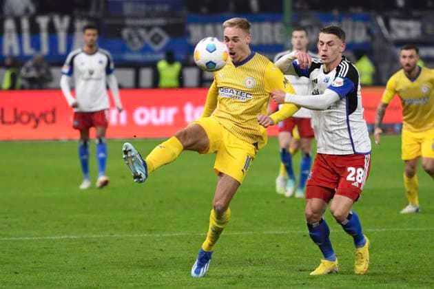 GER 2 FBL,, Hamburger SV vs Eintracht Braunschweig 24 11 2023, Volksparkstadion, Hamburg, GER 2 FBL, Hamburger SV vs Eintracht Braunschweig in the picture Miro Muheim Hamburg 28 tries to assert himself against Florian Krueger Krüger Braunschweig 10 nordphotoxGmbH xWitke nph00002