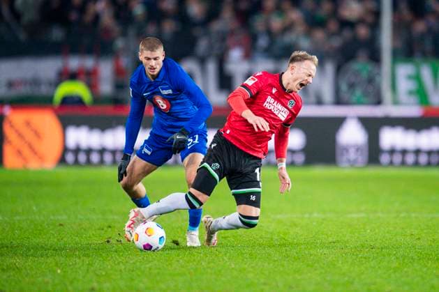 24 11 2023 Soccer, 2023 2024, 2 Bundesliga, Matchday 14, Hannover 96 Hertha BSC Berlin L R Marton Dardai Berlin , Havard Nielsen Hannover DFL REGULATIONS PROHIBIT ANY USE OF PHOTOGRAPHS AS IMAGE SEQUENCES AND OR QUASI VIDEO Hannover Lower Saxony Germany Heinz von Heiden Arena