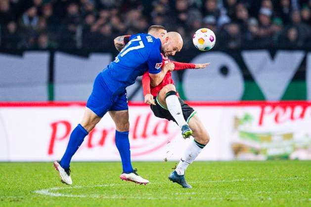 24 11 2023 Soccer, 2023 2024, 2 Bundesliga, Matchday 14, Hannover 96 Hertha BSC Berlin L R Toni Leistner Berlin , Nicolo Tresoldi Hannover DFL REGULATIONS PROHIBIT ANY USE OF PHOTOGRAPHS AS IMAGE SEQUENCES AND OR QUASI VIDEO Hannover Lower Saxony Germany Heinz von Heiden Arena