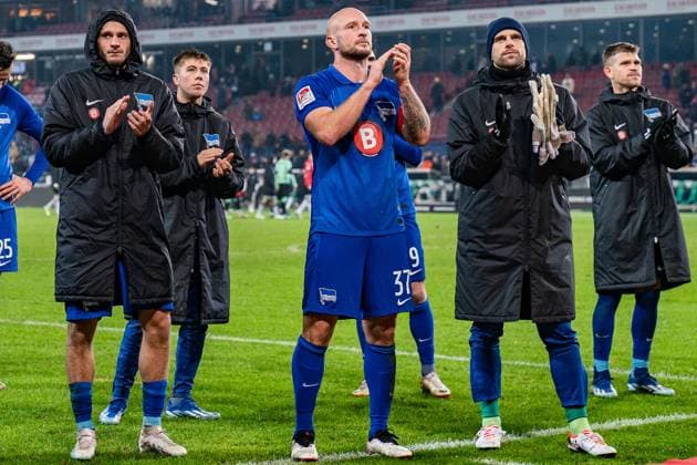 Deyovaisio Zeefuik Hertha BSC, 34 Jonjoe Kenny Hertha BSC, 16 Haris Tabakovic Hertha BSC, 25 Toni Leistner Hertha BSC, 37 Smail Prevljak Hertha BSC, 9 Fabian Reese Hertha BSC, 11 Florian Niederlechner Hertha BSC, 7 Tjark Ernst Hertha BSC, 12 Linus Gechter Hertha BSC, 44 Hannover 96 vs Hertha BSC Berlin, Football, Bundesliga 2, Matchday 14, 24 11 2023 DFL REGULATIONS PROHIBIT ANY OUSE OF PHOTOGRAPHS AS IMAGE SEQUENCES AND OR QUASI VIDEO Hannover 96 vs Hertha BSC Berlin, Football, Bundesliga 2, Matchday 14, 24 11 2023 Hannover Copyright: xEibner-Pressefoto BahhoxKarax EP_HAN